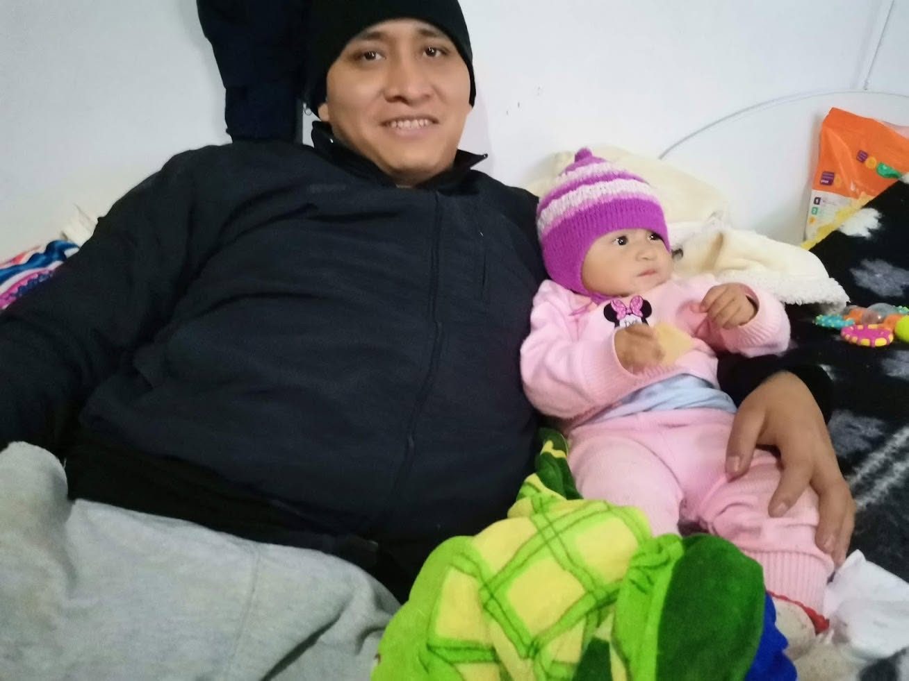 Yahyr con su hija en casa