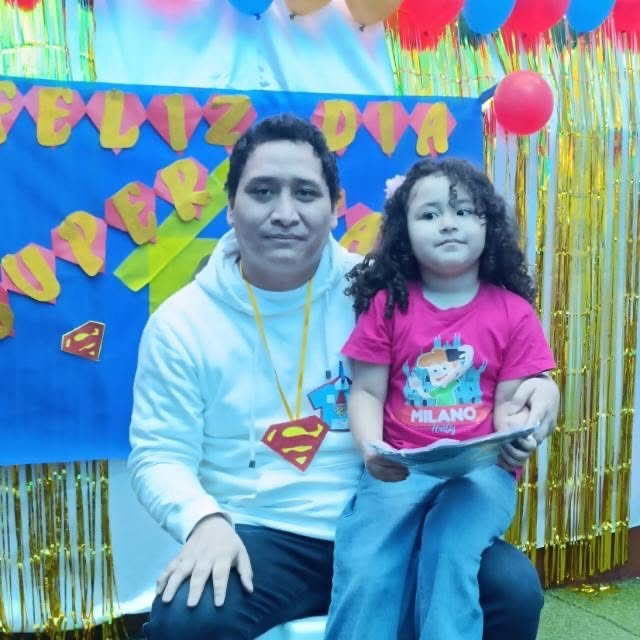 Yahyr con su hija en fiesta