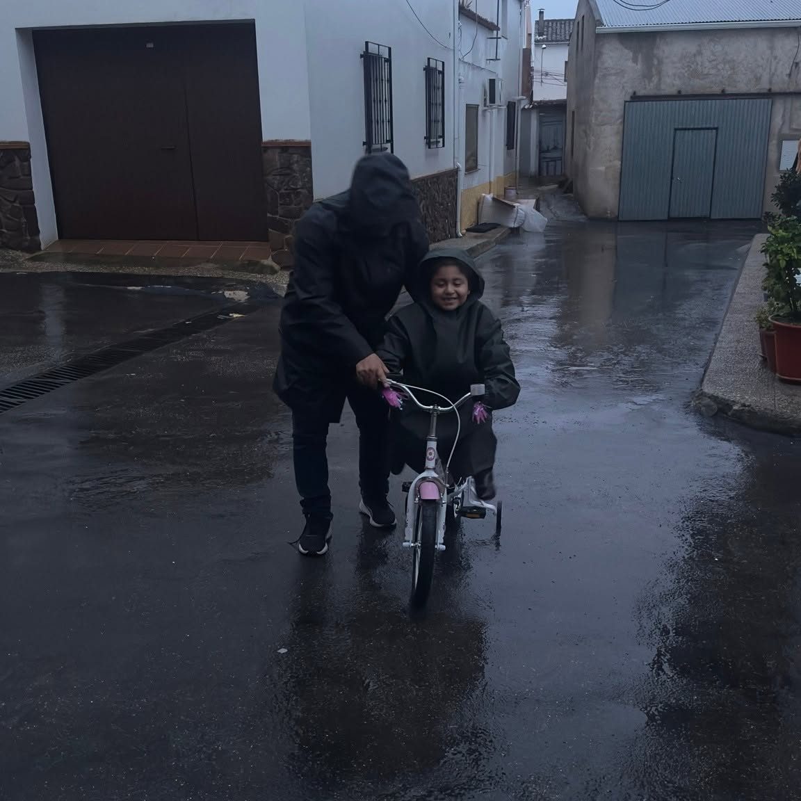 Yahyr enseñando a su hijo a montar en bici